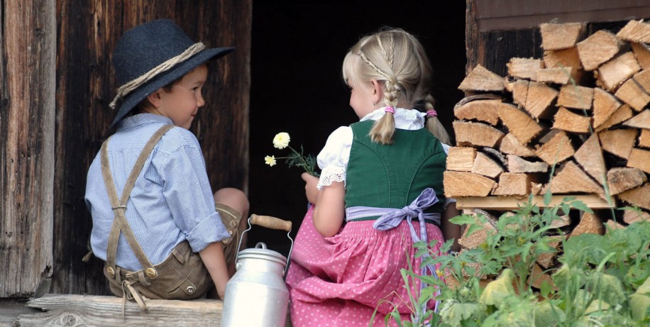 Kinder auf der Almhütte in der Steiermark