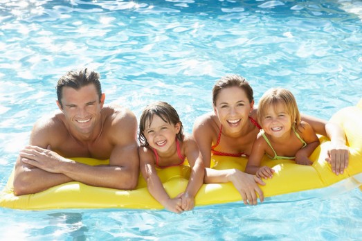 Familie beim Schwimmen im Sommer